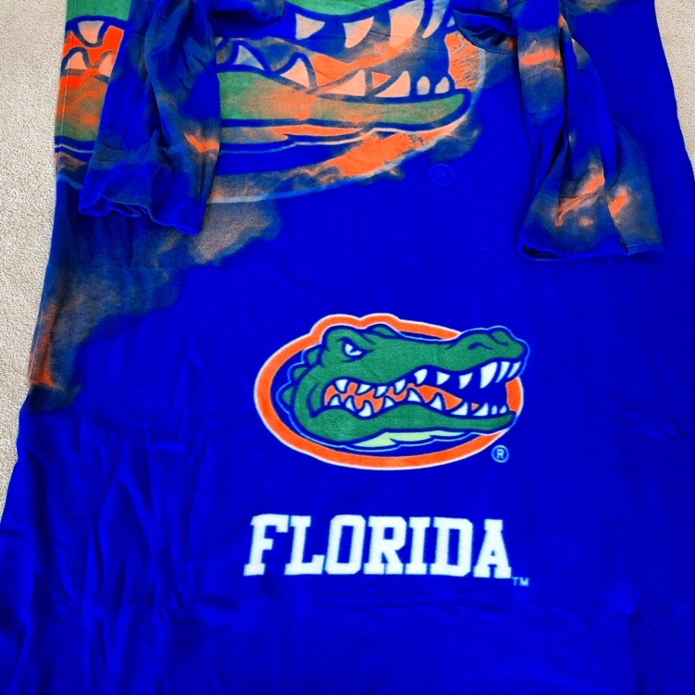 FLORIDA GATORS COLLEGIATE SNUGGIE/THROW NCAA TEAM WITH SLEEVES BRAND NEW ONE SIZ